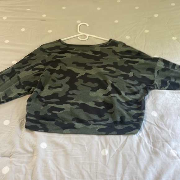 Lightly worn camo long sleeve top. Perfect conditions. Originally from express - Picture 6 of 7